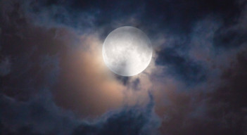 Magia lunar : rituales para conectar con las fases lunares.